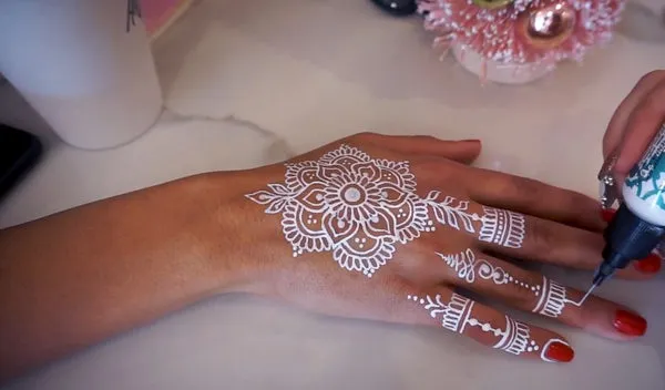 Fakta Penting di Balik Henna Putih yang Mungkin Belum Kamu Tahu 5