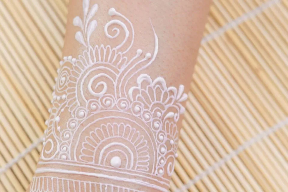 Fakta Penting di Balik Henna Putih yang Mungkin Belum Kamu Tahu 8