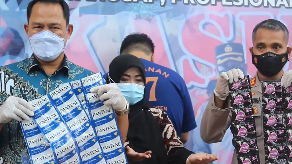 Fakta Penggerebekan Pabrik Sampo Palsu di Tangerang; Merek hingga Bahan Baku 9