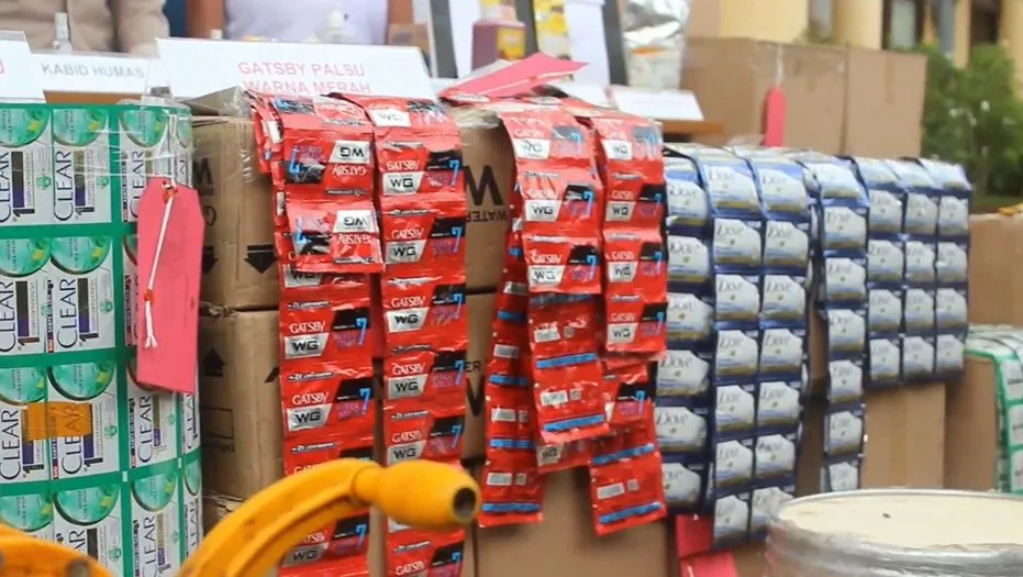 Fakta Penggerebekan Pabrik Sampo Palsu di Tangerang; Merek hingga Bahan Baku 7