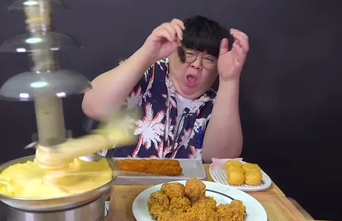 Kejadian Apes yang Menimpa YouTuber Mukbang. Selalu Hati-hati! 9