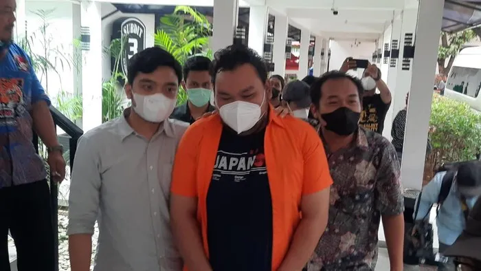 Komika Fico Fachriza Ditangkap Terkait Narkotika Jenis Tembakau Gorila 4 Fico Fachriza memakai baju tahanan