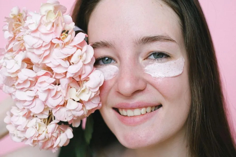 Daftar Skincare yang Sebaiknya Disimpan di Kulkas Agar Lebih Tahan Lama 8