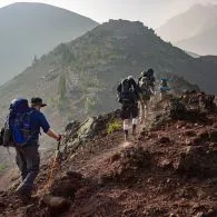 Pengalaman Pertamaku Mendaki Gunung. Meskipun Fisik Belum Sekuat yang Lain, tapi Tetap Bangga Bisa Menaklukkan Diri Sendiri