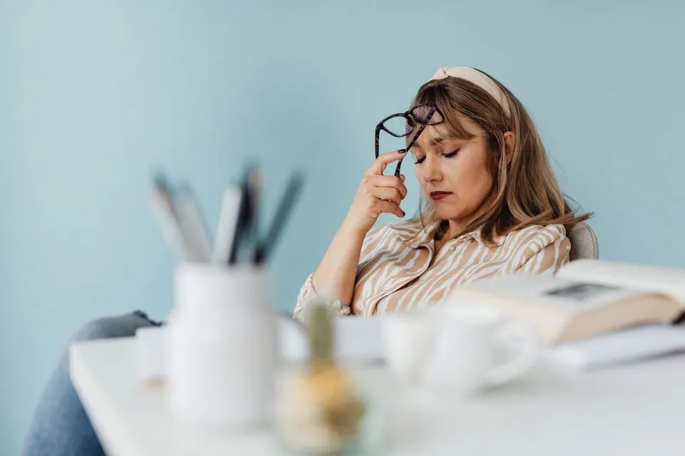 5 Tips Mengatasi Mata Gatal, Beda Penyebab Beda Penanganannya 5 Mata lelah karena gadget