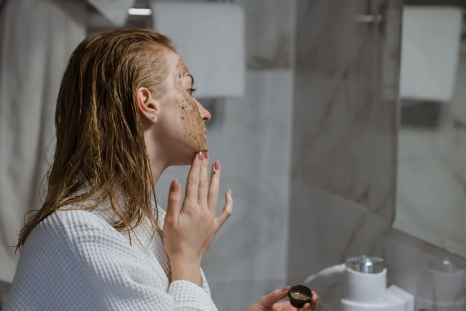 8 Cara Menghilangkan Bruntusan di Dahi, dari Cuci Muka Sampai Eksfoliasi 14
