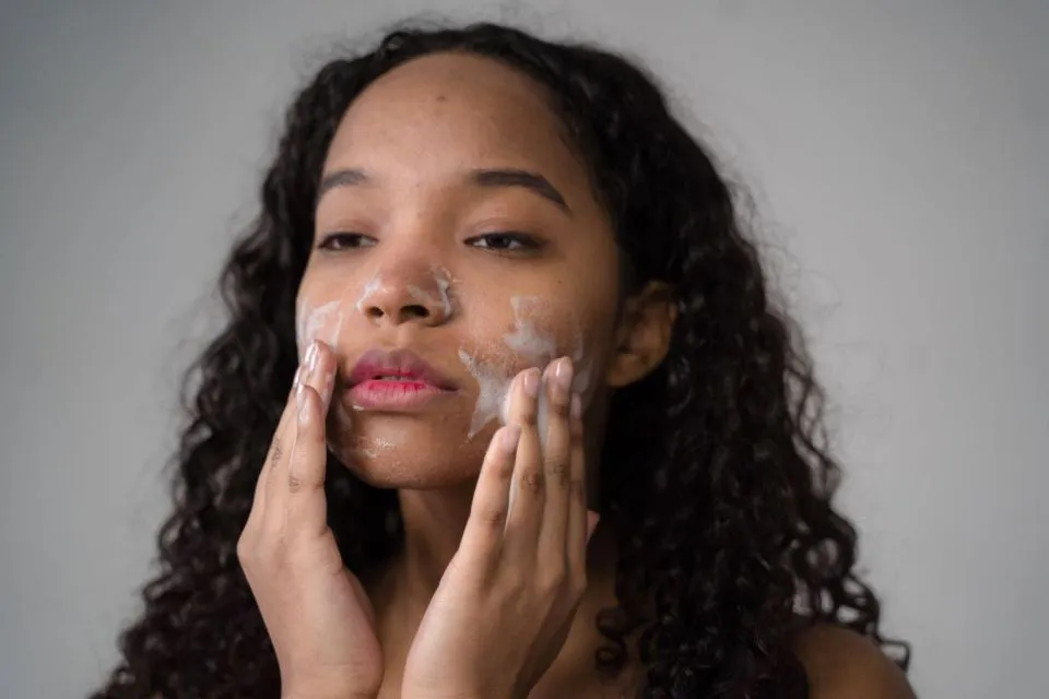 8 Cara Menghilangkan Bruntusan di Dahi, dari Cuci Muka Sampai Eksfoliasi 9