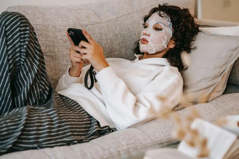Daftar Skincare yang Sebaiknya Disimpan di Kulkas Agar Lebih Tahan Lama 6
