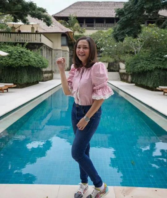 Potret Gaya Modis Maia Estianty di Usia 46 Tahun. Awet Muda! 9 Gaya Maia Estianty