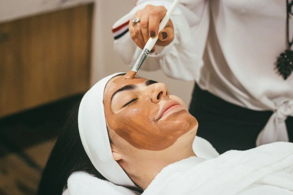 Mengenal Tren Mochi Skin dari Jepang. Tren Kulit Selembut dan Sekenyal Kue Mochi! 6 Perawatan wajah di klinik kecantikan