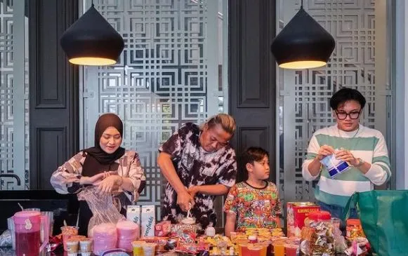 Sibuk Kerja Sampai Jarang Ketemu, Rizky Febian Khawatir Tak Dikenali Oleh Adiknya 3