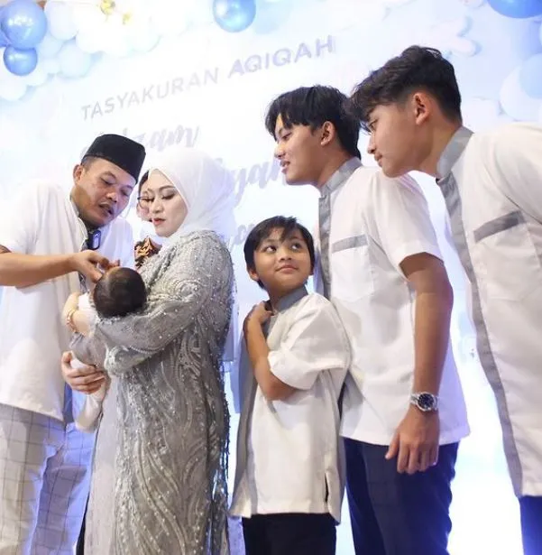 Sibuk Kerja Sampai Jarang Ketemu, Rizky Febian Khawatir Tak Dikenali Oleh Adiknya 4 Rizky Febian dan keluarga