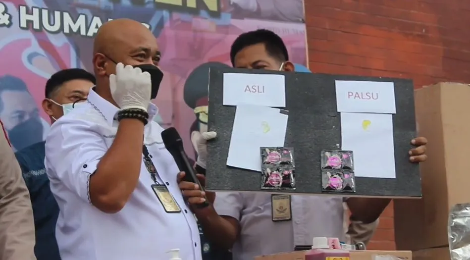 Fakta Penggerebekan Pabrik Sampo Palsu di Tangerang; Merek hingga Bahan Baku 8