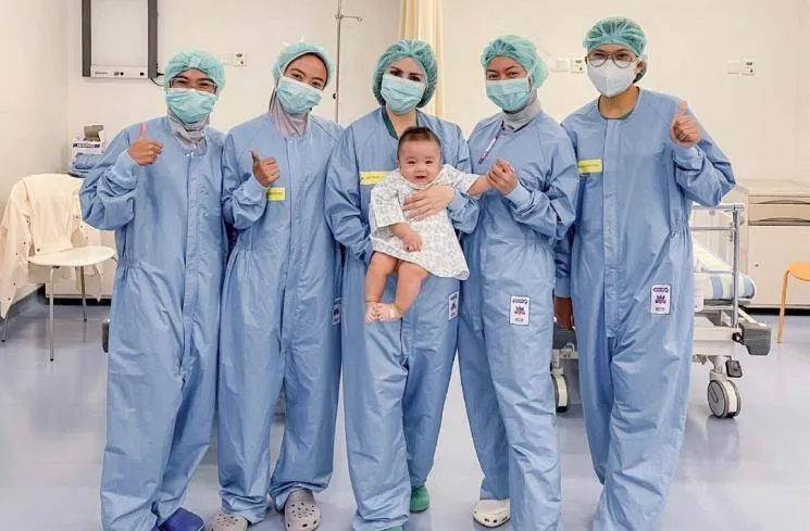 Anak Artis yang Disunat Saat Masih Bayi. Alasannya Beragam 11