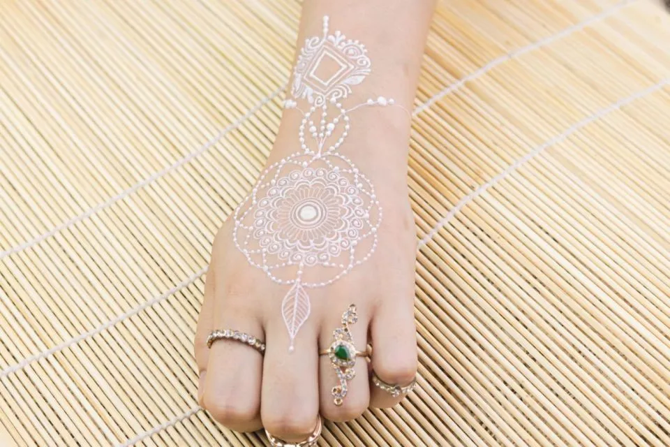Fakta Penting di Balik Henna Putih yang Mungkin Belum Kamu Tahu 7