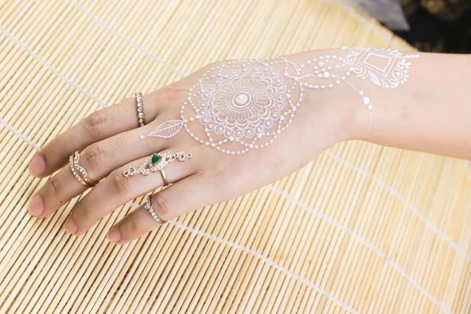 Fakta Penting di Balik Henna Putih yang Mungkin Belum Kamu Tahu 6 White Henna facts