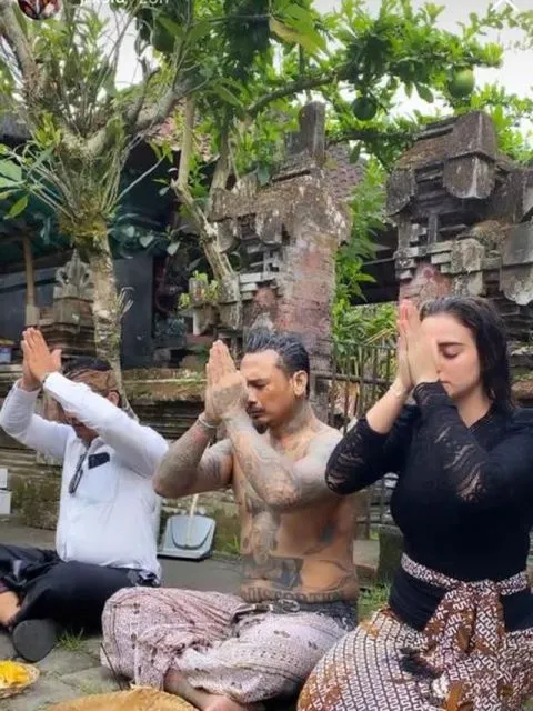 12 Artis yang Pernah Mengikuti Ritual Melukat. Alasannya Beragam 15 Jerinx jalani ritual melukat