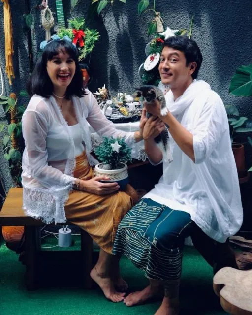 Ide Gaya Fashion ala Couple Nadine Chandrawinata-Dimas Anggara. Sweet! 20 OOTD pasangan