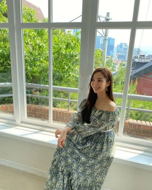 Potret Gaya Park Min Young, Bintang Drama Forecasting Love and Weather 17 Style Park Min-young