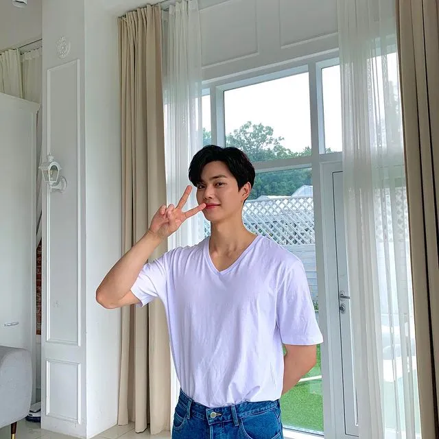 Potret Gaya Song Kang, Pemeran Drama Forecasting Love and Weather 15 potret gaya Song Kang bintang drama Forecasting Love and Weather