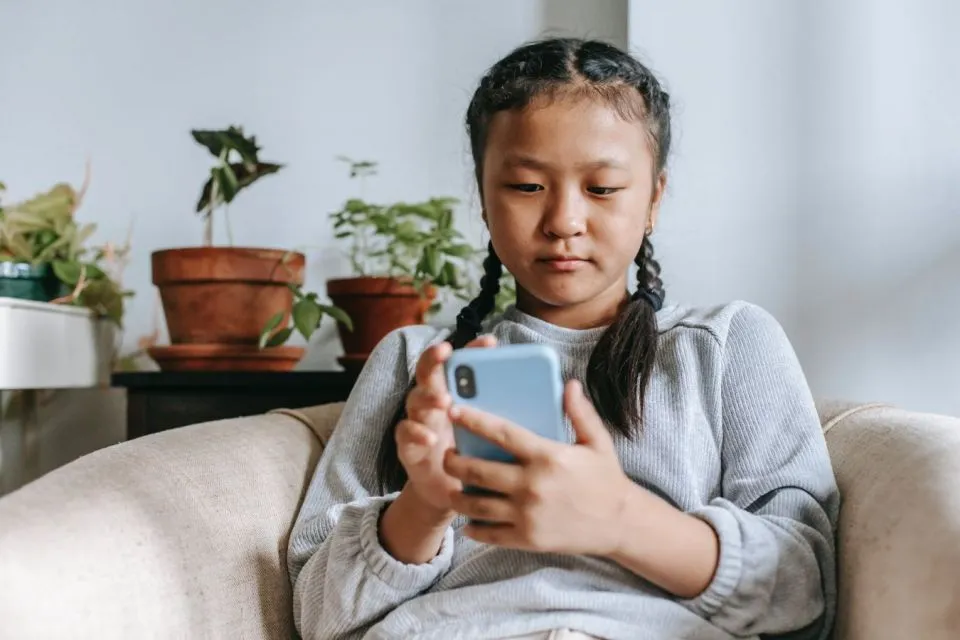 Belajar Hati-hati di Internet dari 'The Tinder Swindler' 8