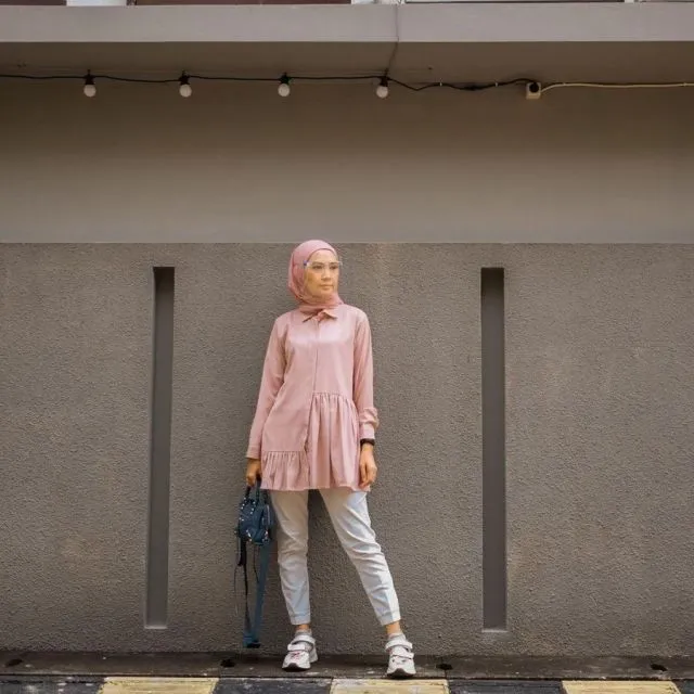 Inspirasi Busana Hijab ala @luluelhasbu. Chic dan Nyaman! 17 Outfit Lulu Elhasbu