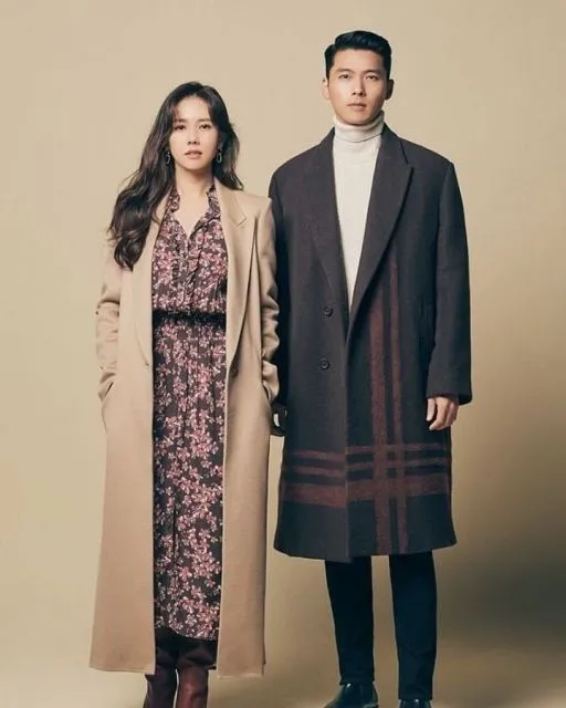 Ide Gaya Busana Couple ala Son Ye-jin dan Hyun Bin. Manis! 9 Busana couple Son Ye-jin dan Hyun Bin