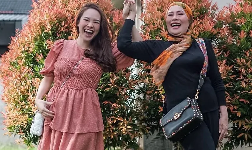Gaya Busana Kompak Mertua dan Menantu ala Dewi Yull dan Merdianti Octavia 8 Dewi Yull