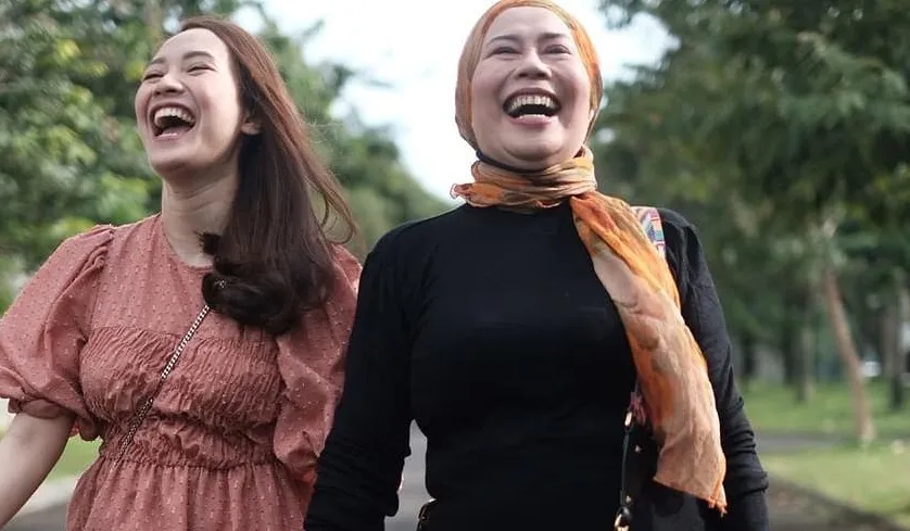 Gaya Busana Kompak Mertua dan Menantu ala Dewi Yull dan Merdianti Octavia 9 Dewi Yull