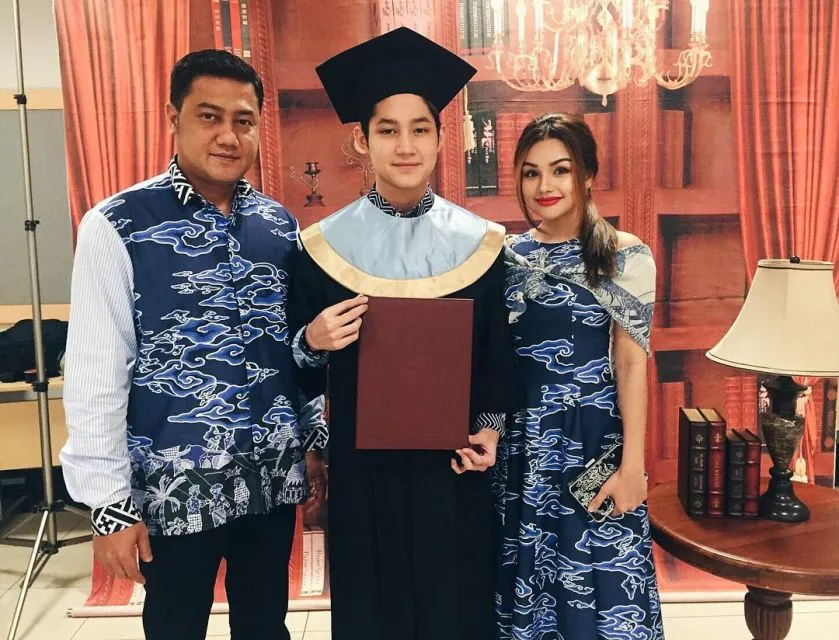 13 Anak Artis yang Sekolah di Luar Negeri. Sekalian Belajar Hidup Mandiri 22 Teuku Rassya