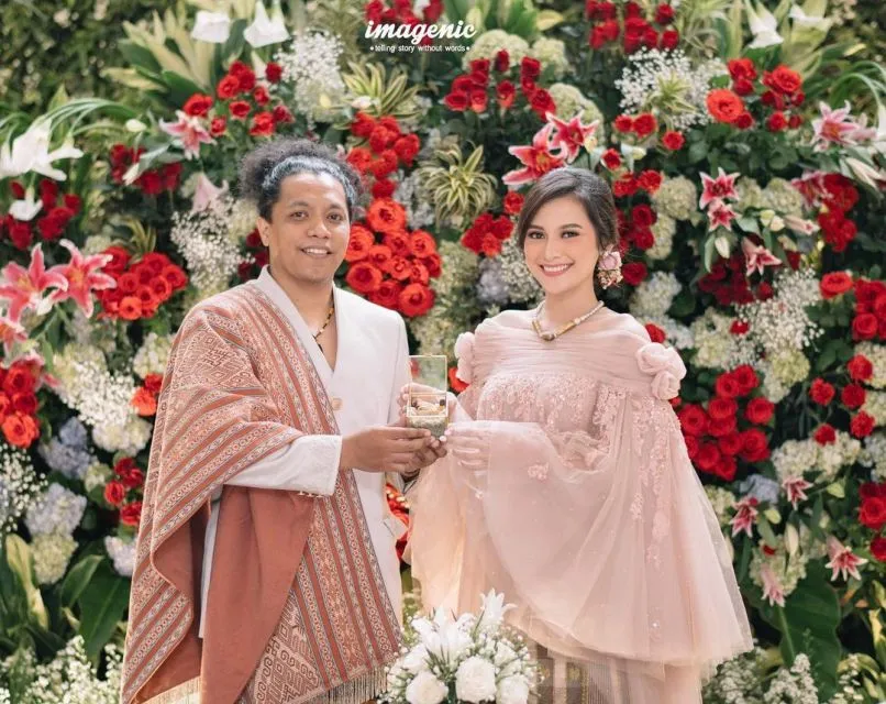 Potret Gaya Pasangan Arie Kriting dan Indah Permatasari. Sweet! 15 Style kompak Arie Kriting dan Indah Permatasari