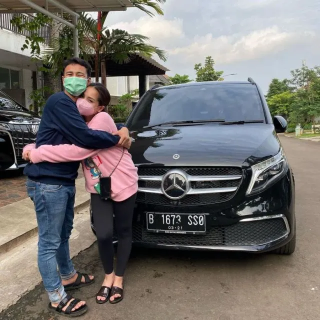 Gaya Busana Kompak ala Raffi Ahmad dan Nagita Slavina. Seru! 16 Style kompak Raffi dan Gigi
