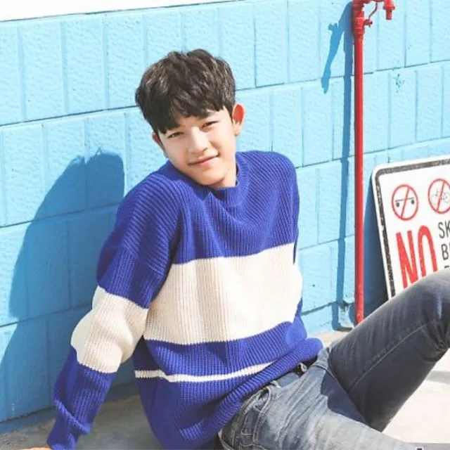 10 Gaya Kasual Park Solomon, Pemeran Drama All of Us are Dead 16 Park Solomon dan sweater biru putih