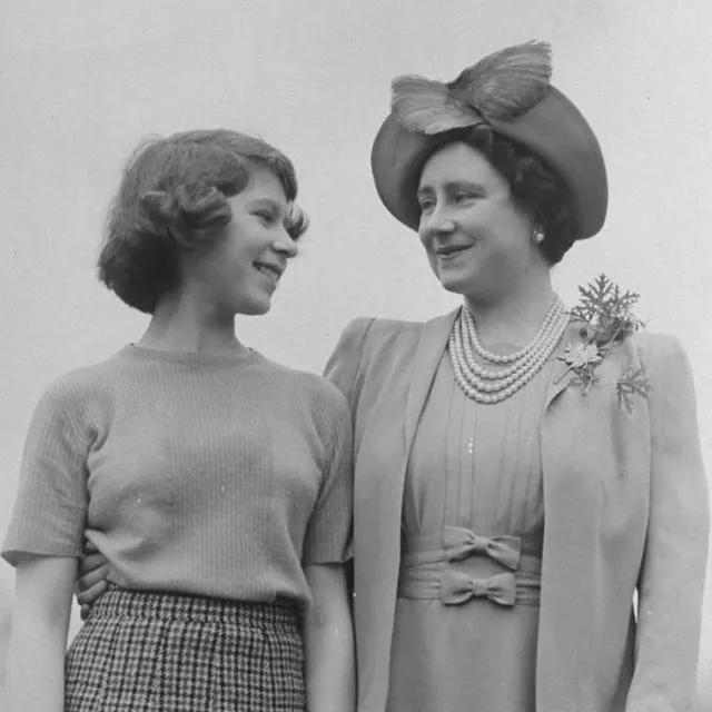 Deretan Momen Penting Sepanjang 70 Tahun Ratu Elizabeth II Bertakhta 14 Ratu Elizabeth II dan ibunya