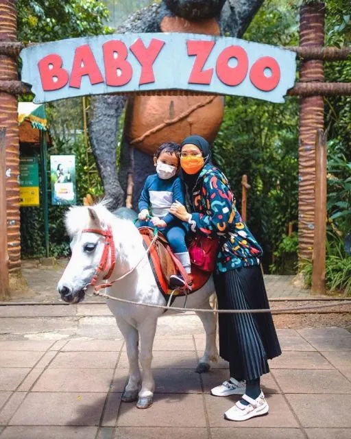 Inspirasi Busana Hijab ala @luluelhasbu. Chic dan Nyaman! 18 Outfit Lulu Elhasbu