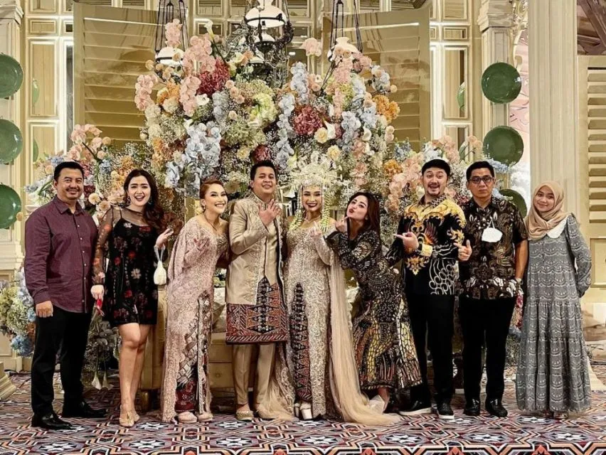 Potret Gaya Seleb Hadiri Pernikahan Adik Ayu Ting Ting, Menawan! 13