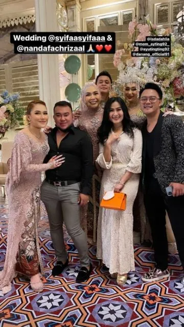 Potret Gaya Seleb Hadiri Pernikahan Adik Ayu Ting Ting, Menawan! 14