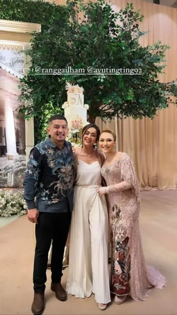 Potret Gaya Seleb Hadiri Pernikahan Adik Ayu Ting Ting, Menawan! 12