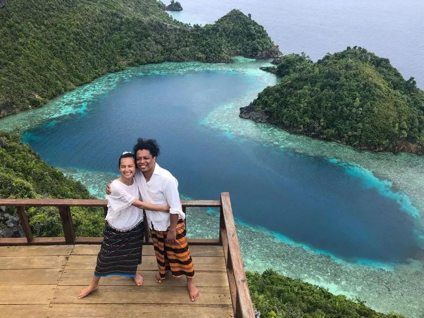 Potret Gaya Pasangan Arie Kriting dan Indah Permatasari. Sweet! 14 Style kompak Arie Kriting dan Indah Permatasari