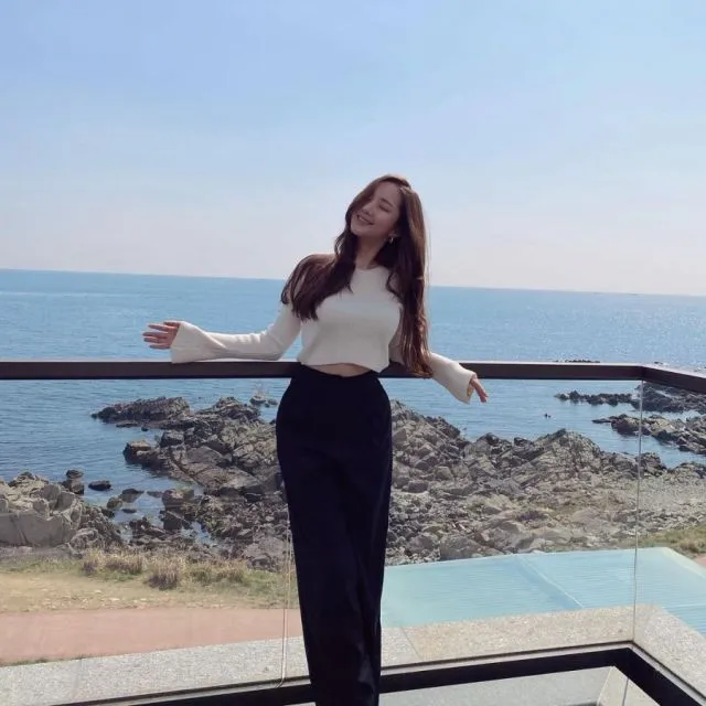 Potret Gaya Park Min Young, Bintang Drama Forecasting Love and Weather 14 Style Park Min-young