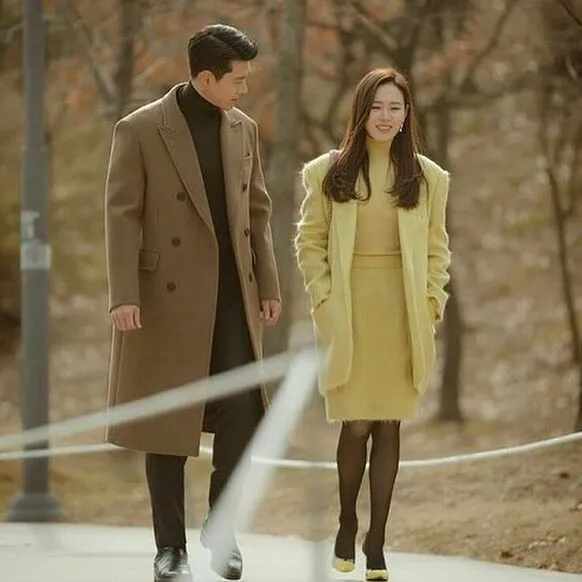 Ide Gaya Busana Couple ala Son Ye-jin dan Hyun Bin. Manis! 12 C Son Ye-jin dan Hyun Bin di CRash Landing on You