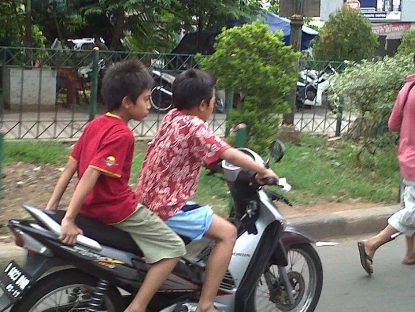 Fenomena Unik di Indonesia yang Bikin Pendatang Luar Negeri Heran Sampai Kagum 12 Fenomena unik Indonesia