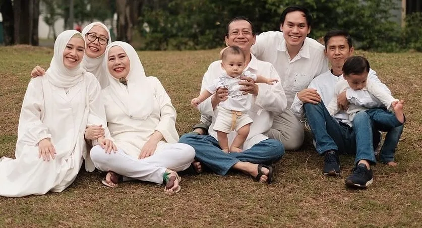 Gaya Busana Kompak Mertua dan Menantu ala Dewi Yull dan Merdianti Octavia 14 dewi yull