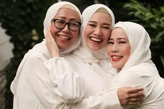 Gaya Busana Kompak Mertua dan Menantu ala Dewi Yull dan Merdianti Octavia 11