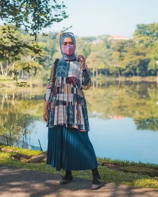 Inspirasi Busana Hijab ala @luluelhasbu. Chic dan Nyaman! 14 Outfit Lulu Elhasbu