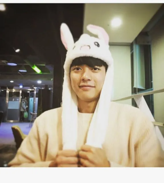 10 Gaya Kasual Park Solomon, Pemeran Drama All of Us are Dead 20 Park Solomon dan ear bunny