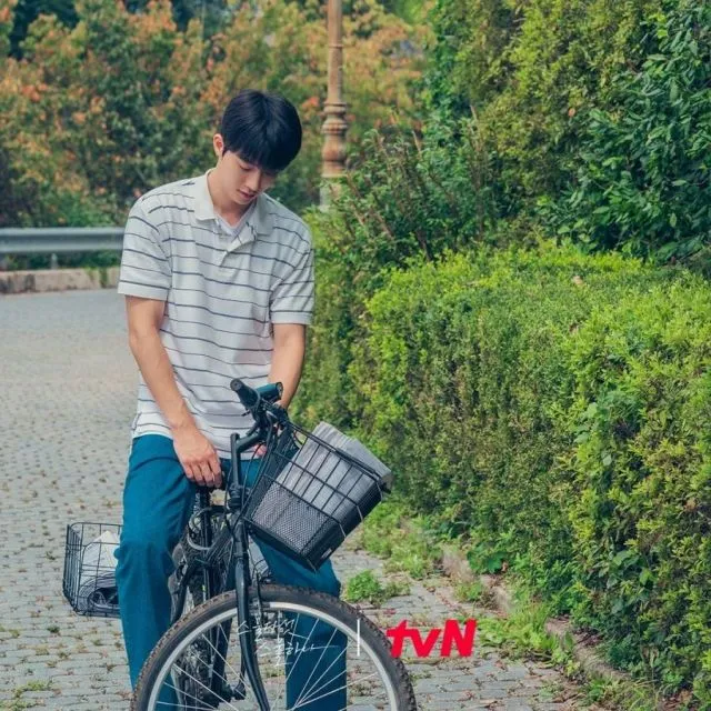 5 Fakta Menarik Drakor Twenty Five, Twenty One. Dibintangi Nam Joo Hyuk dan Kim Tae Ri 9 loper koran Nam Joo Hyuk