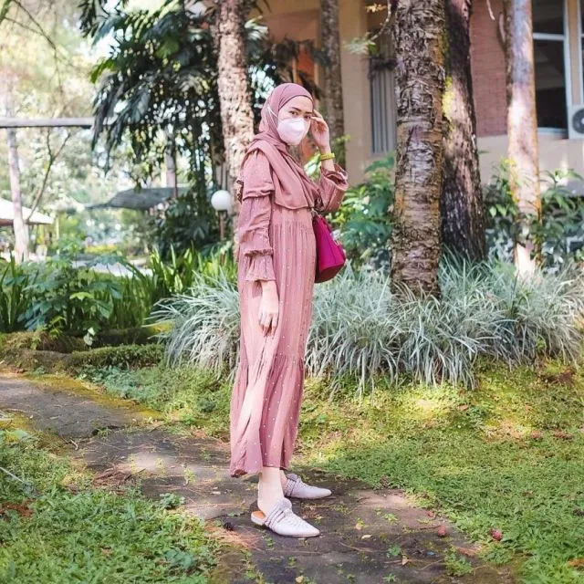 Inspirasi Busana Hijab ala @luluelhasbu. Chic dan Nyaman! 16 Outfit Lulu Elhasbu