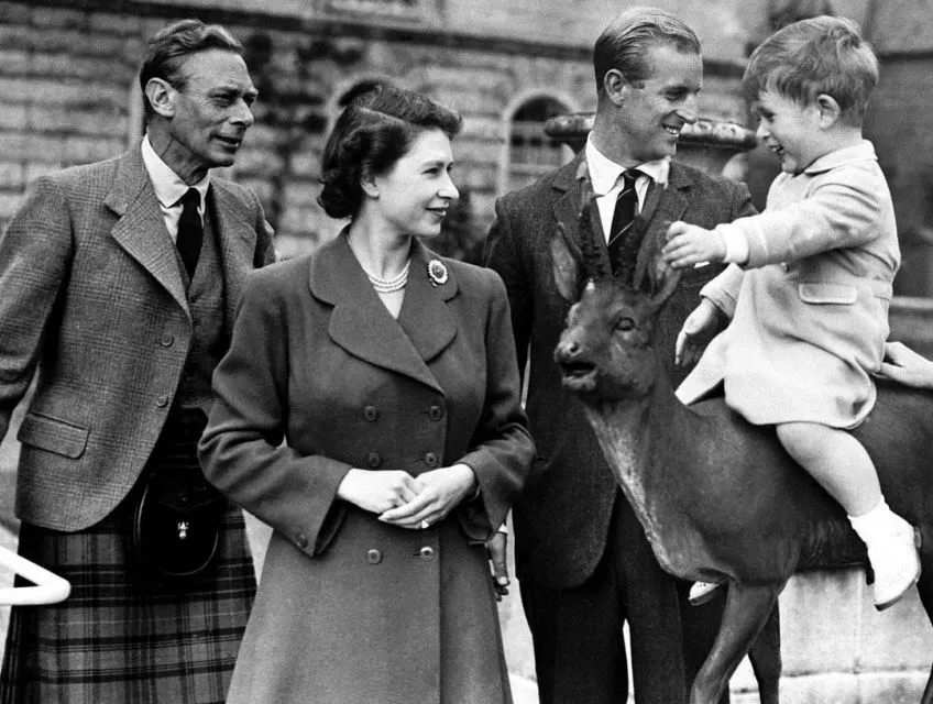 Deretan Momen Penting Sepanjang 70 Tahun Ratu Elizabeth II Bertakhta 9 Ratu Elizabeth II bersama ayahnya