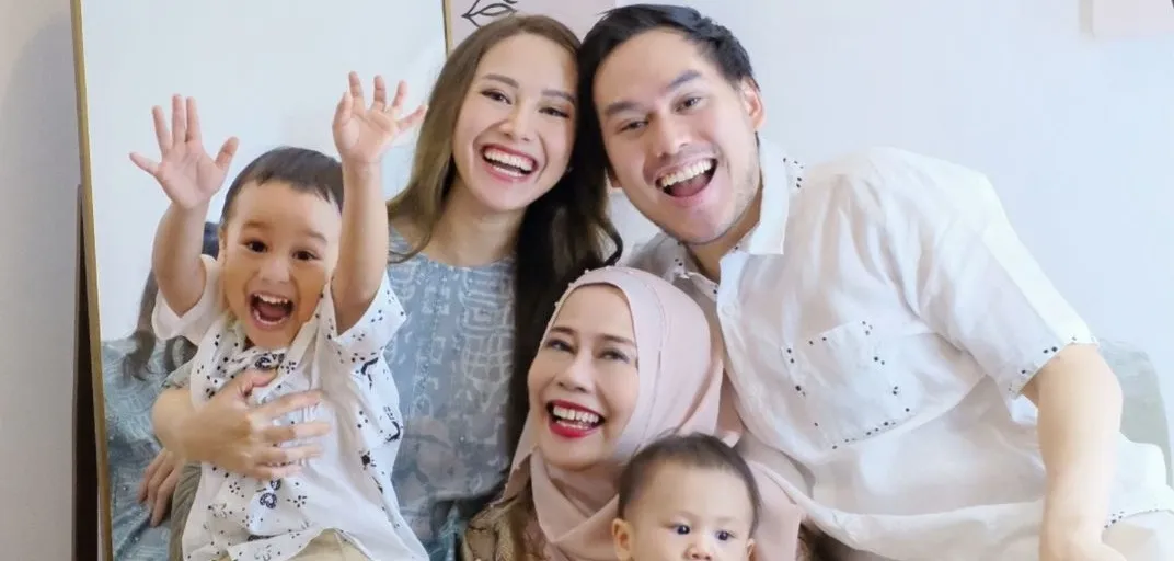 Gaya Busana Kompak Mertua dan Menantu ala Dewi Yull dan Merdianti Octavia 12 dewi yull